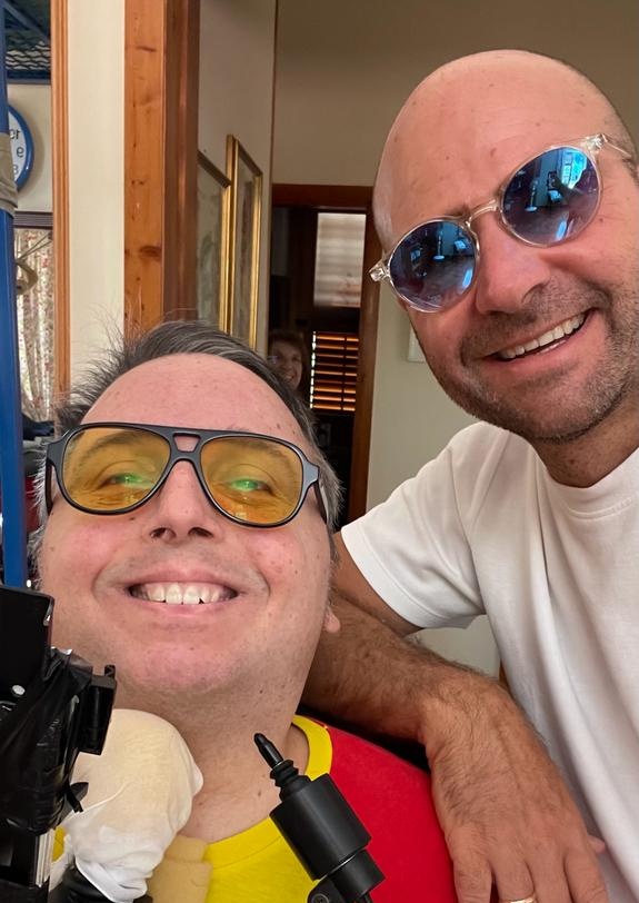 drking_77's tweet photo. Buona domenica!! Oggi finalmente seduto!! I cuGGi vi salutano!!❤️❤️
PS Chi è l'intruso?🤣
#summertime #summer2023 #cugini #estare #domenica #countryhouse https://t.co/BoVjtuhrNX