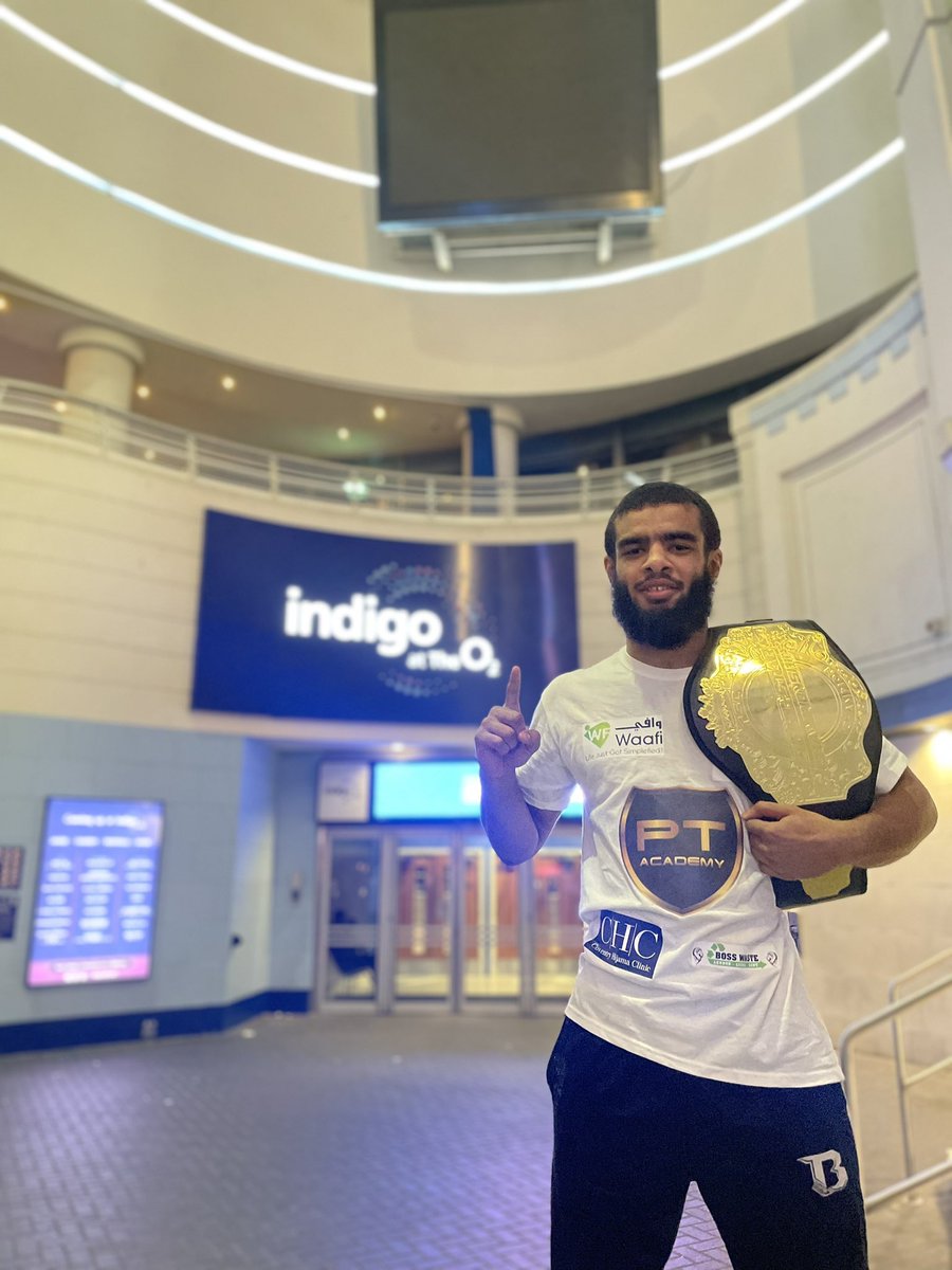 Muhidin_125's tweet image. Alhamdulillah got the win in the first round against a big veteran. Hard work never goes to waste. Onwards and upwards from here Thank you to everyone who came to support. 🇸🇴❤️
@waafihq 
#bluecollar