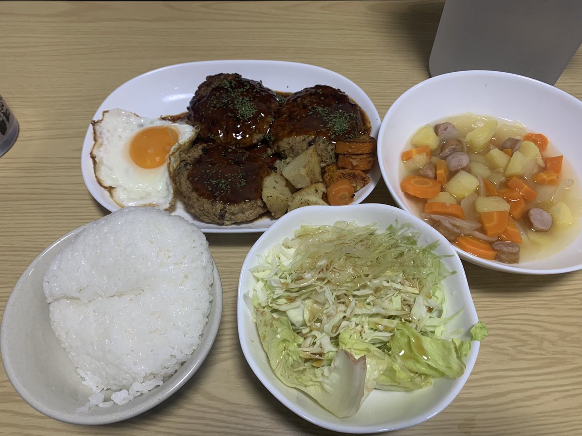 ryolivingalone's tweet photo. 投稿忘れで連続投稿します笑
これは先週の木曜日晩に食べた作り置きのハンバーグに目玉焼き乗せました🍳
カロリー爆弾だ💣💥
#一人暮らし https://t.co/xuJQoPgSYq
