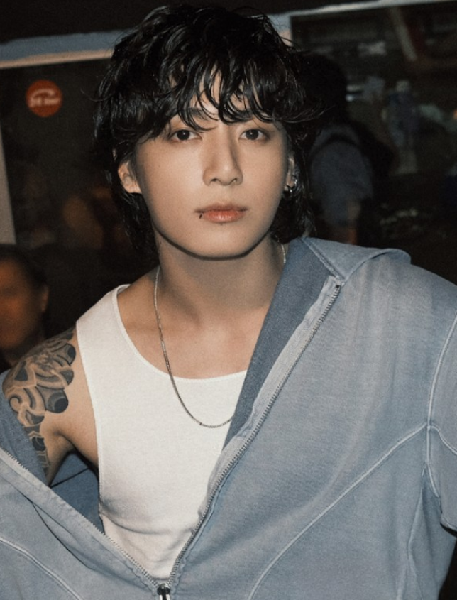 AboutMusicYT's tweet photo. 'Seven' by Jungkook has surpassed 300 MILLION streams on Spotify.

- It's the fastest song by a male artist in history to reach this milestone. https://t.co/U08dRXZRJa