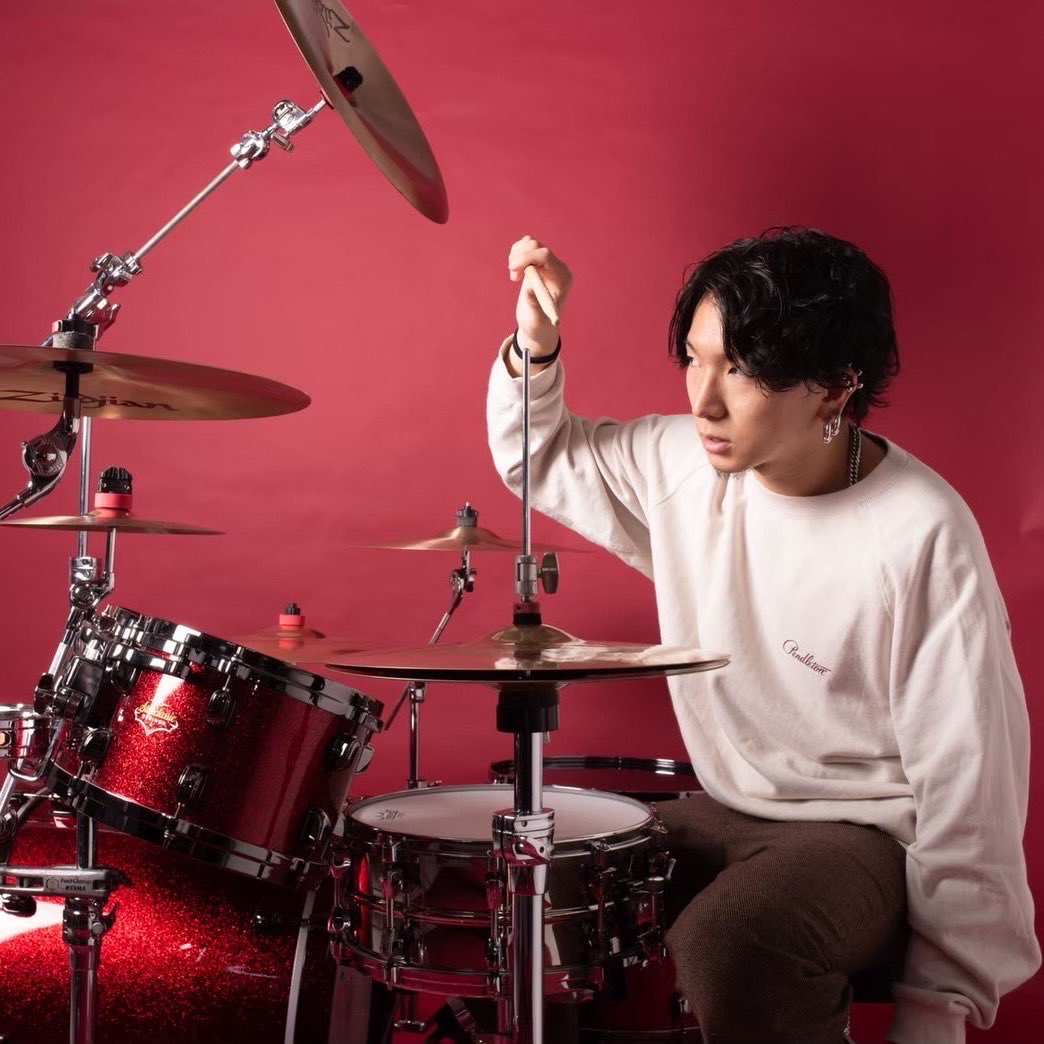 hiroshimaCAVEBE's tweet photo. 8/8(火)
高校生バンドのためのライブハウス講座入門編にギター特別講師としてAINSELよりHiro!
ドラム特別講師としてRED in BLUEより山﨑慧!
ベース特別講師としてValidelight よりIMAZ(CAVE-BE店長)の参加が決定!!
高校生のみなさんのご参加お待ちしております!! https://t.co/5u0X4gtuV8