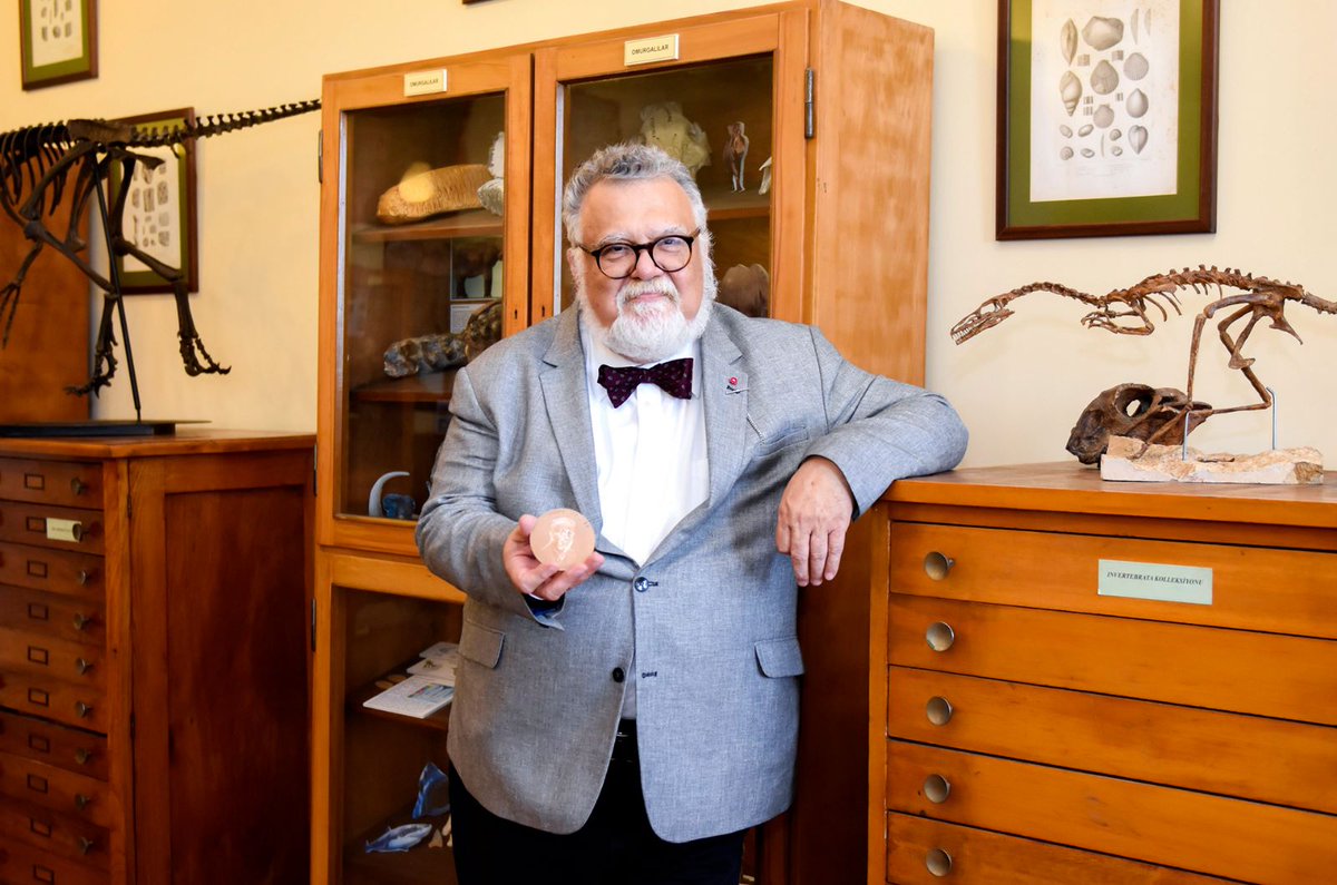 Prof. Dr. Celal Şengör, olası Marmara Depremi öncesi İstanbul'dan taşınma kararı aldı:

"Depremden sonra İstanbul'un ne hale geleceğini biliyorum. 14-15 bin bina akordiyon gibi olacak ama 60-70 bin bina tamamen olmasa da yıkılacak. Sokaklara girilemeyecek.

Kent dışından yardım