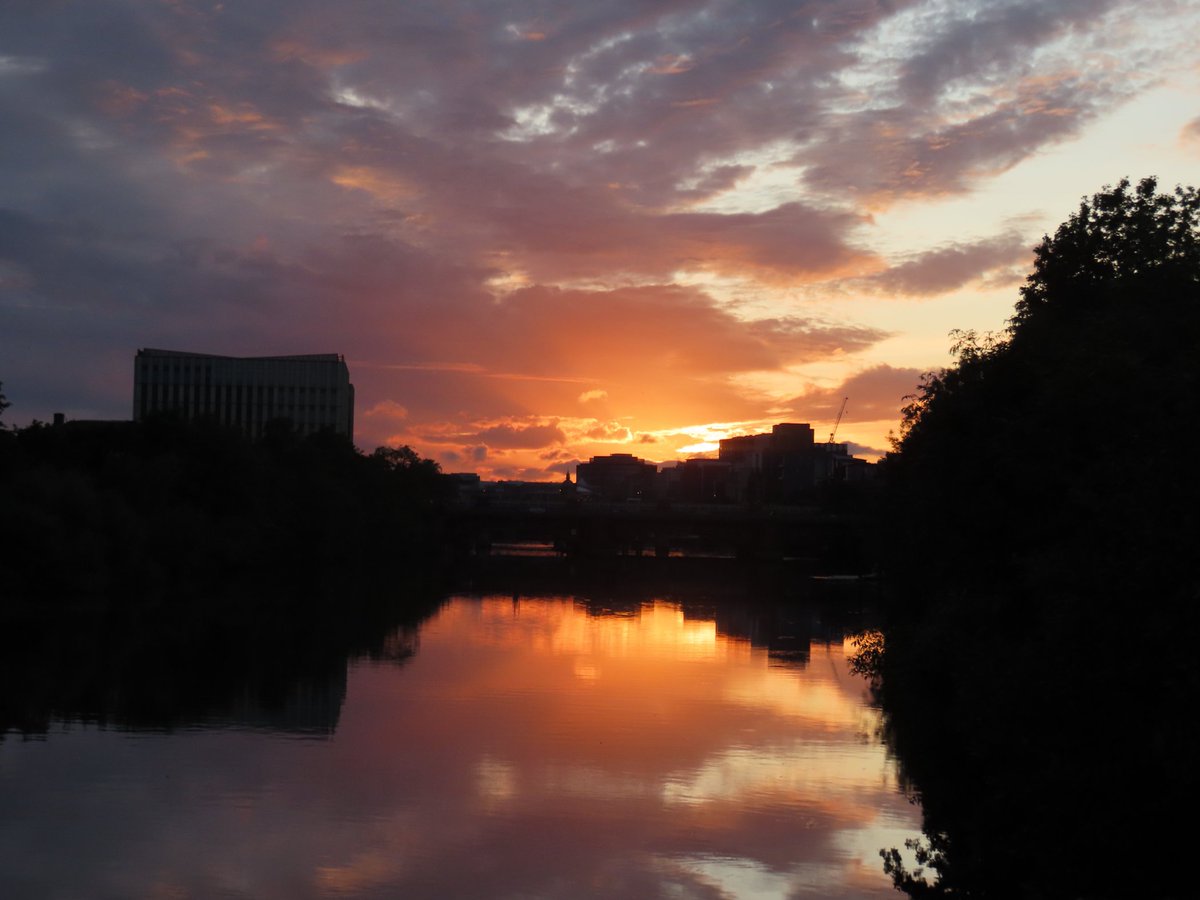 janemum1's tweet photo. Sunset River Clyde Glasgow https://t.co/B3uqha1SQb