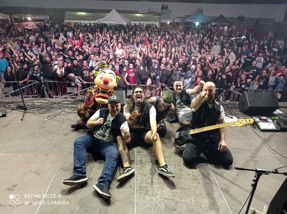 ManifaPunk's tweet photo. ¡¡¡Muchas gracias!!! ha sido la ordiga cerrar el festival Cebolla Rock anoche.
Ya en cuanto a bolos nos vemos en septiembre en el Freixo Rock en Vigo y en el Gallape Rock en tierras andaluzas. 

(Foto por Álvaro de Rockabona)
(Contratación: @GazpatxoFestC ) https://t.co/3leuTInFIJ