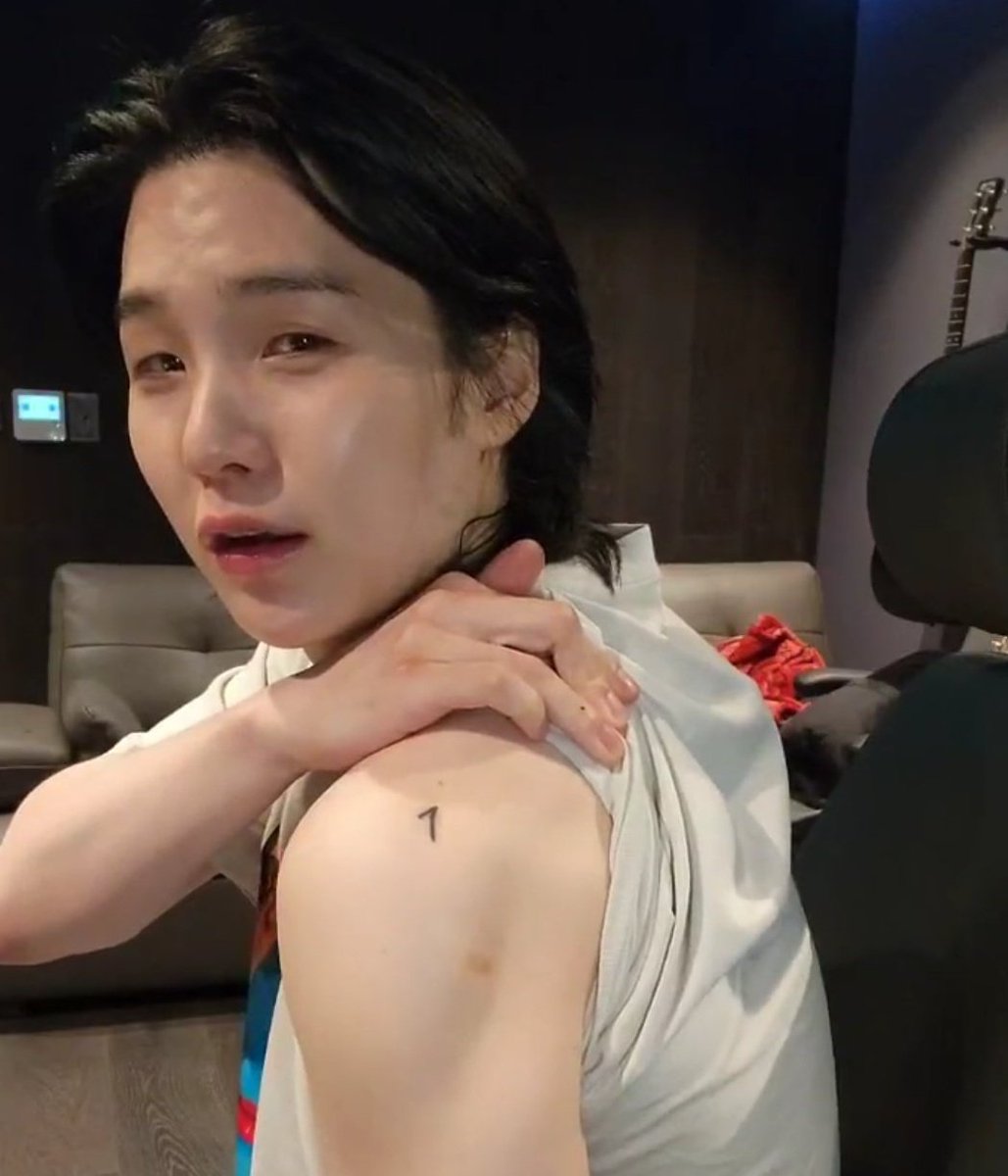 O613file's tweet photo. yoongi showed the tattoo again 😭🤍 https://t.co/PbsF9rQLEi