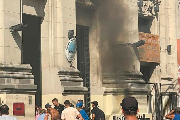 MDSuarez's tweet photo. Por problemas de infraestructura y falta de docentes hay 16.000 chicos sin clases por día en CABA

Los datos surgen de dos relevamientos porteños

La situación equivale a 13 escuelas cerradas por día en toda la Ciudad

Mi nota @tiempoarg 

https://t.co/MoT0RFWhsJ https://t.co/FXRPl8VWHI