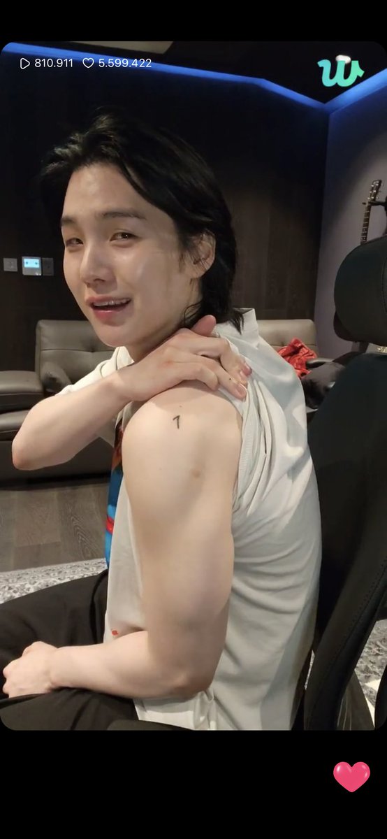 bel13uy's tweet photo. Mostrando su tatuaje en el live 🫶🏼😻 #yoongi https://t.co/P5HeauiEDd