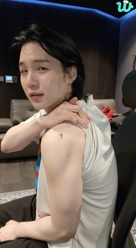 ryuminating's tweet photo. 🐱 What's the big deal with the tattoo? Why do you keep asking to see it? Here it is! https://t.co/8sB83afoOX