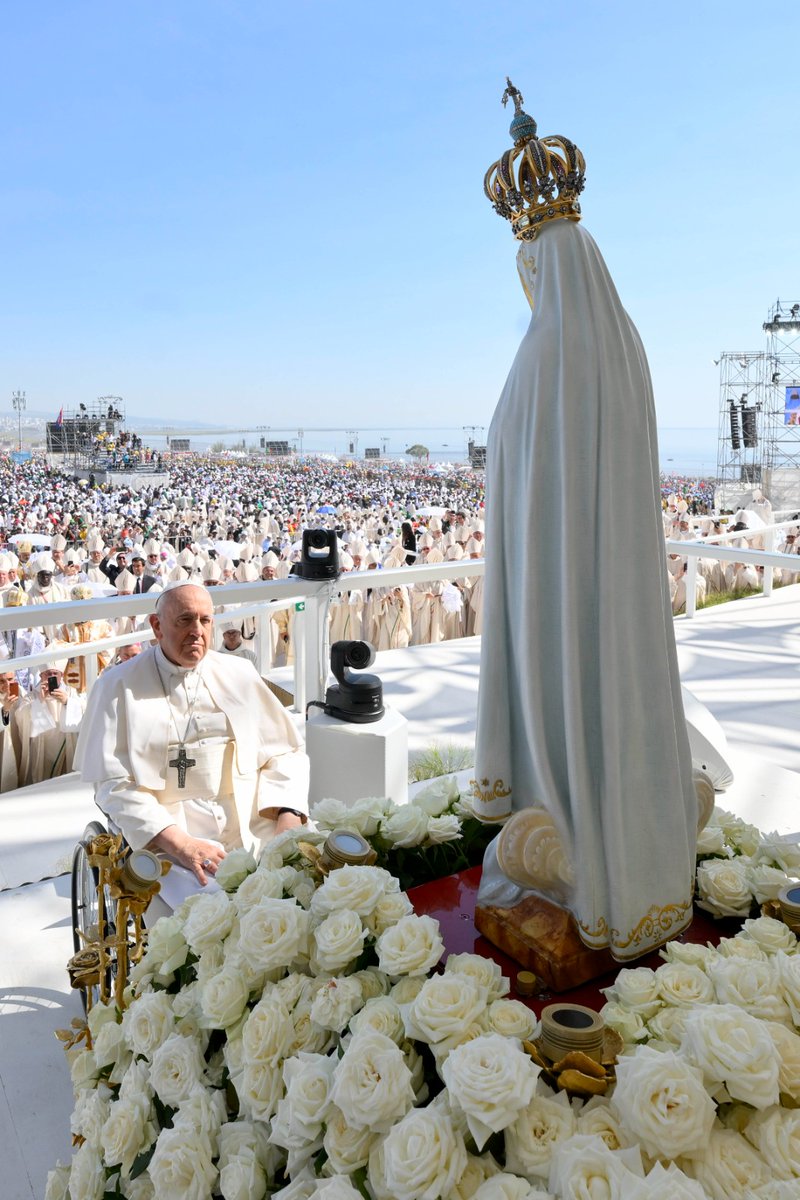 EWTNespanol's tweet photo. El Papa Francisco se despide de la #JMJ  #Lisboa2023  rezando a los pies de la imágen original de la Virgen de Fátima, traida desde el Santuario. Para la #JMJ de #Seoul2027, el Santo Padre tendrá 90 años. ¡Oremos por él!
📷crédito: Vatican Media https://t.co/xUecesIxKU