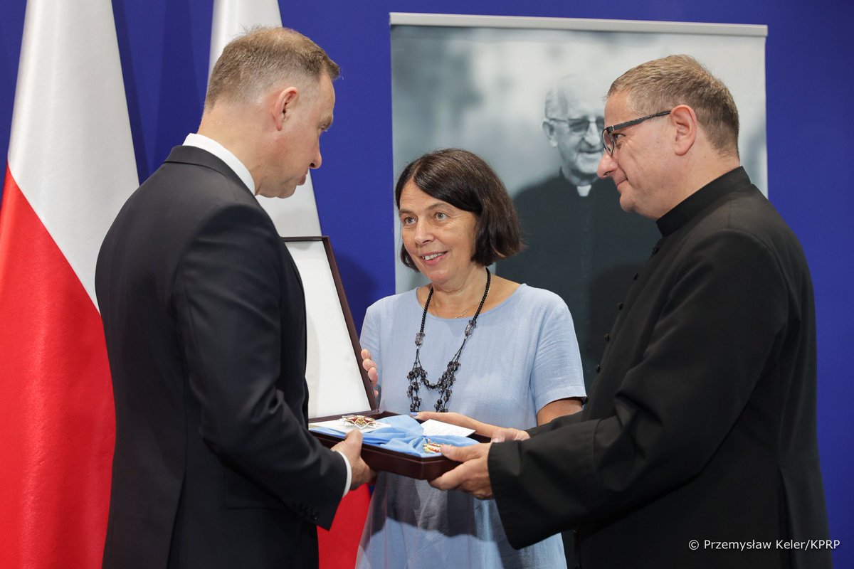 prezydentplarch's tweet photo. Prezydent @AndrzejDuda: To wyjątkowy Order Orła Białego. Nie jest nadawany za zasługi dla Kościoła czy wiary, to odznaczenie za zasługi dla Rzeczypospolitej Polskiej. Księdzu Franciszkowi Blachnickiemu należy się za walkę o suwerenną Polskę. 

Był prześladowany przez komunistów, więziony, umieszczony na przymusowym leczeniu psychiatrycznym, a liczne akcje dezinformacyjne deprecjonowały ruch, który tworzył. 

Ks. Blachnicki budował wewnętrzne poczucie wolności, niezależności i głębokiego oparcia na fundamencie dalszym niż jakikolwiek ustrój państwowy. 

To wielki zaszczyt, że mogłem dziś przekazać ten order. Wierzę, że wesprze on od strony państwowej dalsze funkcjonowanie wszystkich rodzajów ruchów chrześcijańskich i form aktywności religijno-społecznych, które tworzył ksiądz Franciszek. 

Choć nie ma Go z nami od tylu lat, to wciąż tak wiele czyni dla Rzeczypospolitej.