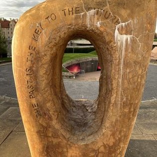 DarwinEdinburgh's tweet photo. It's day 3 of #DarwinInEdinburgh at #EdFringe2023, and what better way to enjoy the beauty of the city on a Sunday than by joining us on our #walkingtour.
#edinburghfringe #FillYerBoots #edfringe23 https://t.co/6yN5WykKok