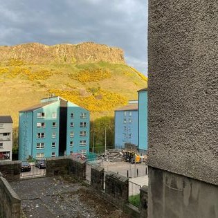 DarwinEdinburgh's tweet photo. It's day 3 of #DarwinInEdinburgh at #EdFringe2023, and what better way to enjoy the beauty of the city on a Sunday than by joining us on our #walkingtour.
#edinburghfringe #FillYerBoots #edfringe23 https://t.co/6yN5WykKok