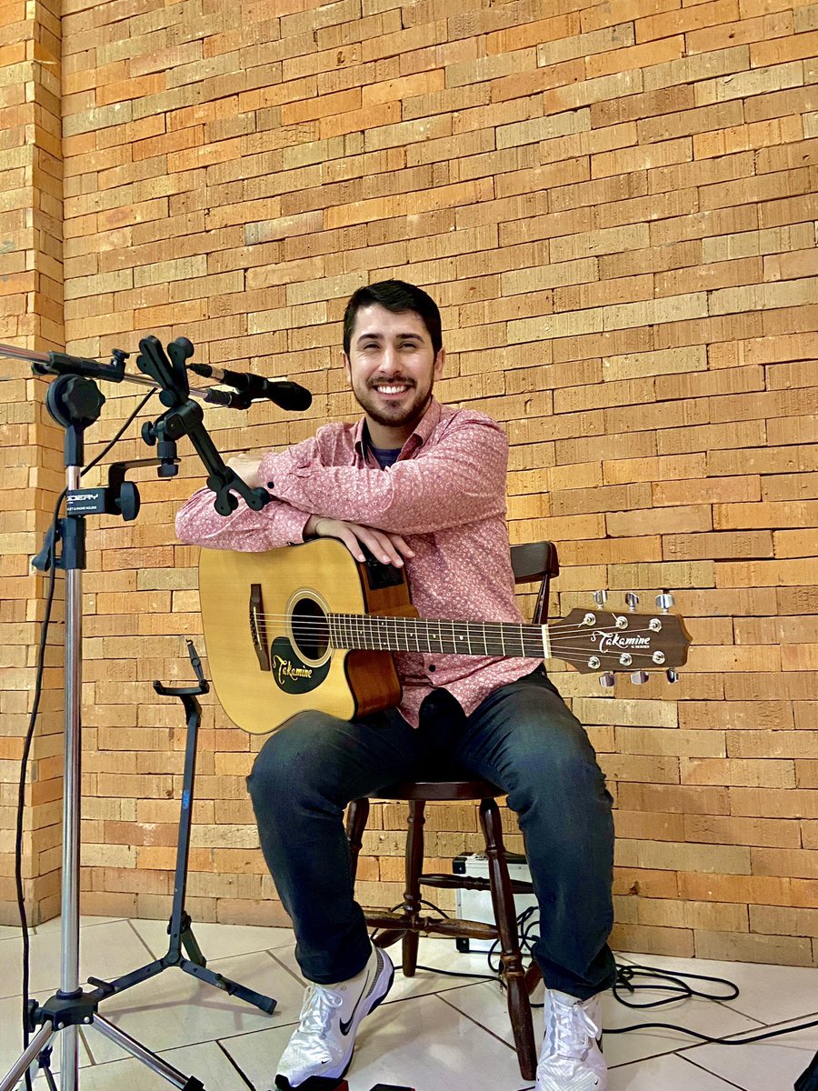 BohrerPery's tweet photo. Ontem tive a honra de fazer a recepção do casamento da Carol e do Zé 🎶 Desejo muito amor na vida de vocês. Obrigado pelo carinho e pela confiança em meu trabalho 🙌🏻 #wedding #weddingphotography #weddingday #musician #musico #singer #pop #recepcaodecasamento https://t.co/UeRijDXNFe