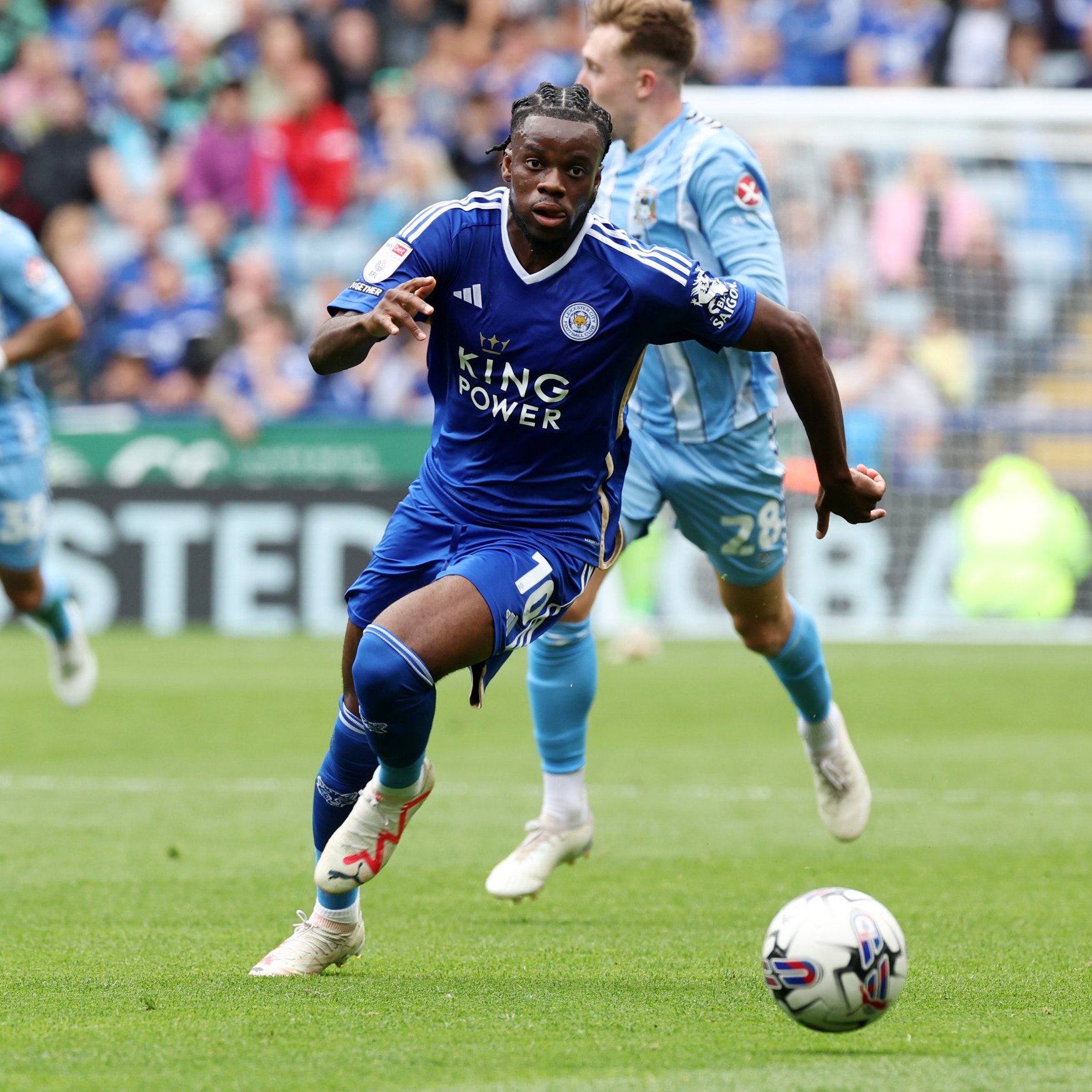 Stephy Mavididi dribbles forwards against Coventry City.