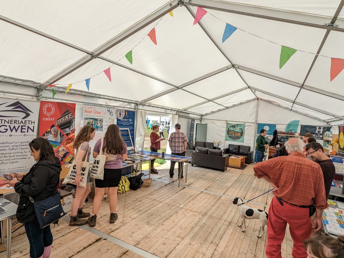 Stondin Cymunedoli'n prysuro ar brynhawn Sul yr Eisteddfod 💚

We're ar Cymunedoli's stall at the Eisteddfod all week. Come and say hi!