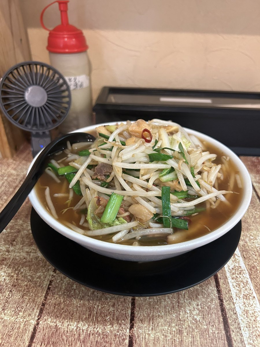 RbReturnbiker's tweet photo. 今日の昼食。
琵琶湖までバイクで行った帰りに、なかなかお腹が空かず、結局高槻まで戻って😅、 #ベトコンラーメン 国士無双を食べに。
これ強烈な❗️これさえ食べていれば夏バテ知らず❗️
(個人の意見です)
#ベトコンラーメン新京
#ツーリング飯 なのか❓
#estrellars
#体は食べたものでできている https://t.co/0wzVwut5Tx