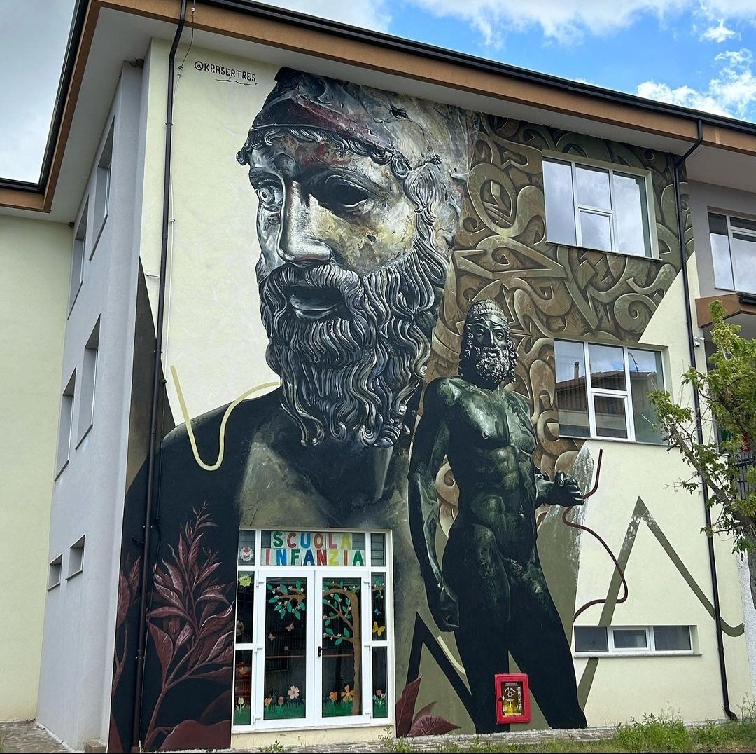 MolinaStreetArt's tweet photo. 'Bronzi di Riace' by Spanish Kraser for Gulia Urbana 2023 in Santa Sofia d'Epiro, Italy #kraser #streetart #lamolinastreetart | photo by @ iacopo.munno via https://t.co/C2mYbaVUqp