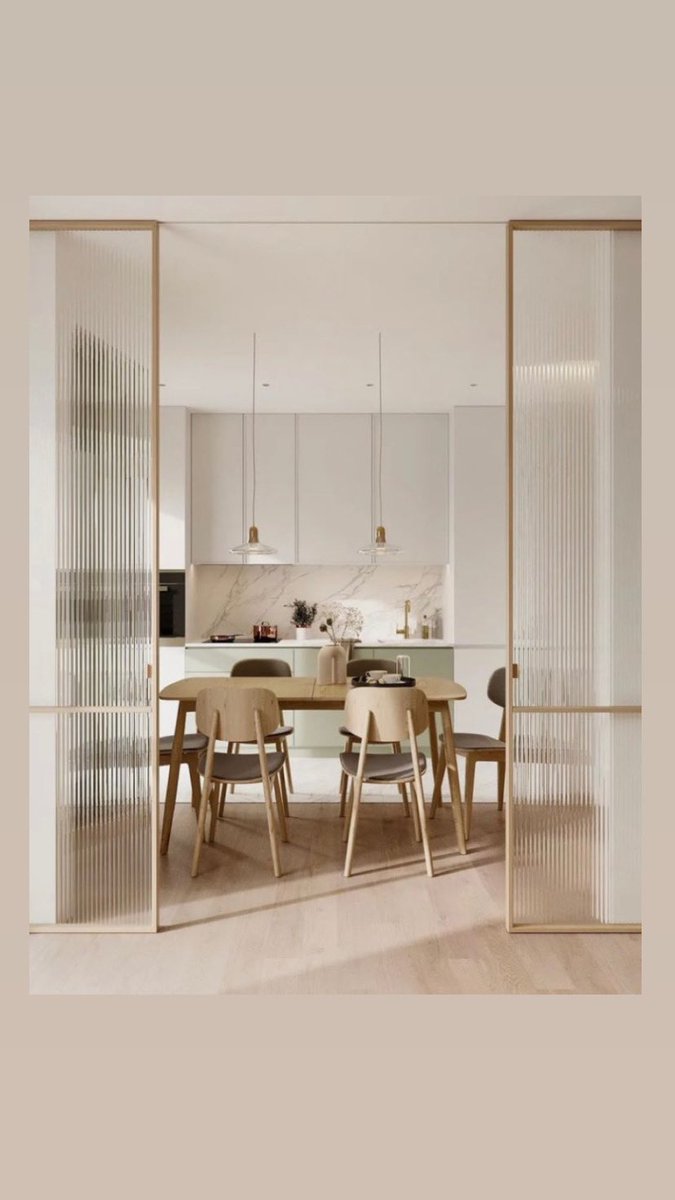pl_interior_'s tweet photo. للمطابخ المفتوحه على الصاله ، الزجاج خيار مناسب لفصل المنطقتين عن بعض 😍🤍.. https://t.co/hCEUhT6yeG