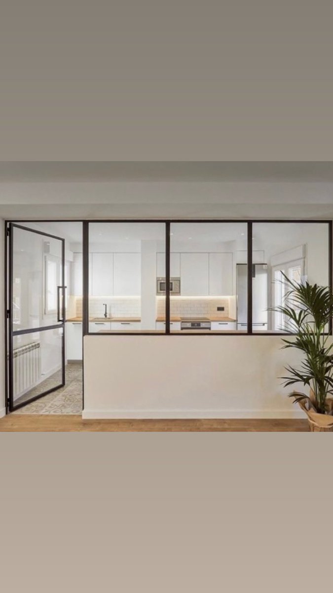 pl_interior_'s tweet photo. للمطابخ المفتوحه على الصاله ، الزجاج خيار مناسب لفصل المنطقتين عن بعض 😍🤍.. https://t.co/hCEUhT6yeG