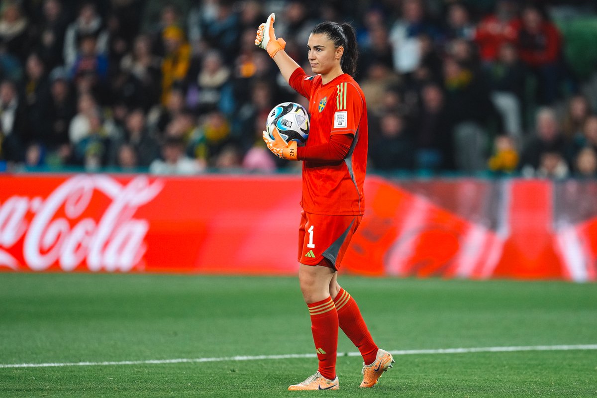 Thumbs up if you're through to the World Cup quarter-final after putting on the most incredible goalkeeping display of the tournament.

#FIFAWWC