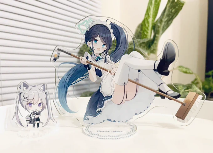 メイドアリスちゃんアクスタのお写真隣はサイズ比較用の6×6cmのアクスタです!めちゃおっきくて可愛い