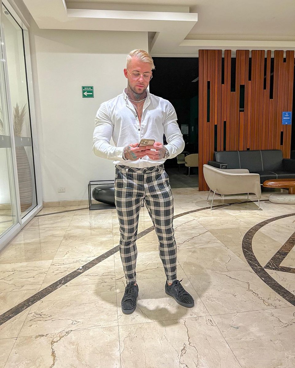 lladosfitness's tweet photo. Siempre he querido ser ESTE HOMBRE 🫡

Mazado, tatuado hasta el fakin cuello, multi millonario, conduciendo mi Aventador roadster modificado hasta el culo sin camiseta por las calles de Miami mientras me pongo fakin moreno!!!

Que no tiene vicios! No se droga, no sale de fiesta y sirve al mundo 24/7. Se pasa el dia ayudando a sus hermanos y hermanas!

Y encontrandome por la calle a mi gente y viendo en su cara el agradecimiento 🙏🏻 por mi contenido !! Hoy van 4 maquinas me saludan

Faaaaak !!! Lo logre!! Y ahora nunca voy a fallar porque solo estoy empezando