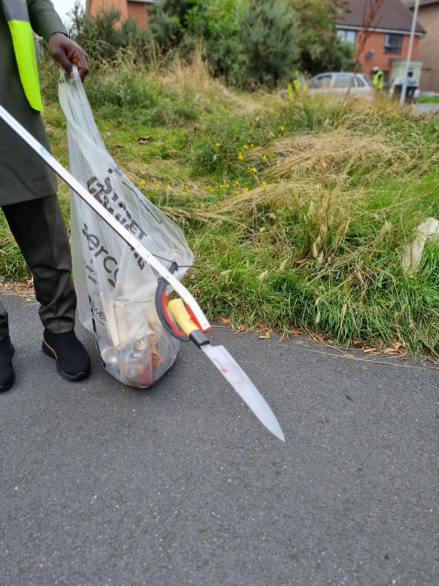 gambian_masjid's tweet photo. During the clean, a knife was also found in a bush nearby. It was handed in to an off-duty police officer at the training centre.

#NoToKnives
#LivesNotKnives

@SandwellPolice
@Litterwatch1
@sandwellcouncil
@SandwellNhoods https://t.co/HSRgyENy0t