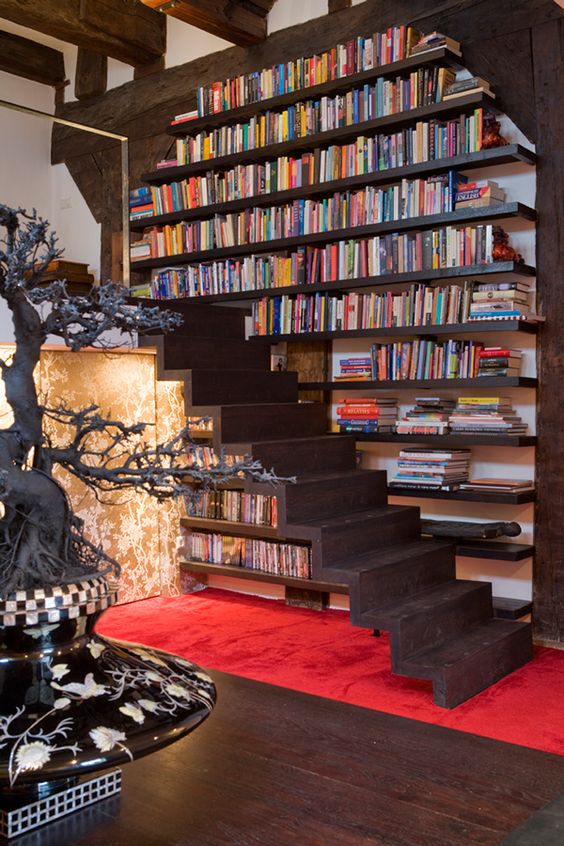 casadellibro's tweet image. ¡#PreguntaLectora! 
¿Cuántos libros puede haber en tu estantería? 🤔🤔🤔