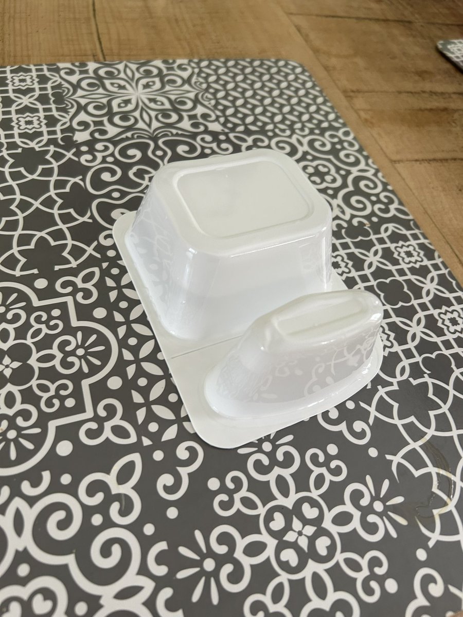 EYFSman_'s tweet photo. Game changer! Save those split yoghurt pots #eyfs #eytagteam @EYTagteam  
(this is where everyone else says they’ve done it for years #latetotheparty #todayyearsold https://t.co/z5r0cxNo99