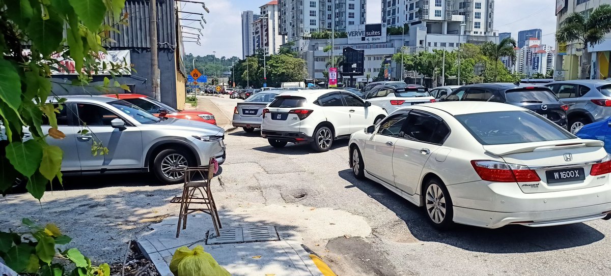 charlescf1194's tweet photo. 2 cars who blocked traffic for 5minutes selfish people hope there's a pay back somewhere https://t.co/6P4jJHRKmQ