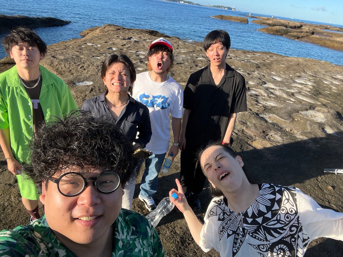 ZUKEDONPA's tweet photo. 【お知らせ②】

新メンバーとして
ギターリスト『大鹿ヨシキ』が加入する事となりました！

そしてアー写も更新！

今後の流れとして直近で
8月末 新MV公開予定
9月13日　約1年ぶりのライブ予定(後日詳細発表)
となっとります。

何卒‼️‼️‼️‼️‼️
#ZUKEDO
#バンド https://t.co/gCGQHiUipb