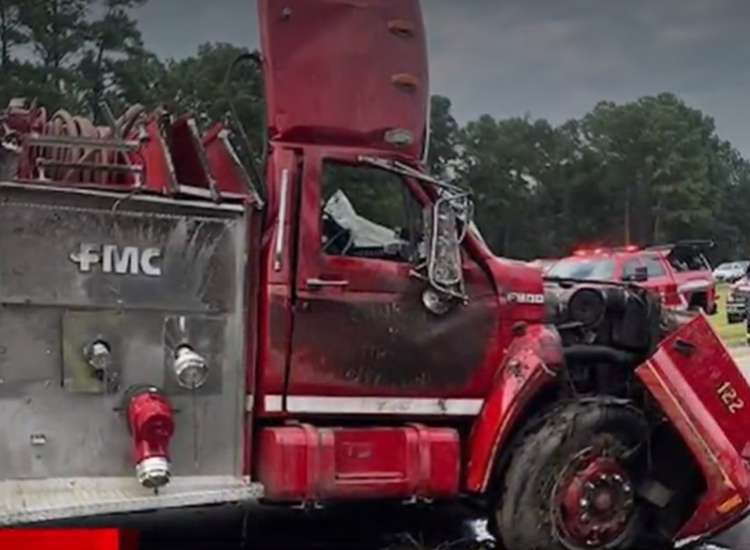 FireApparatus1's tweet photo. Two Firefighters Released from ER After Donated Pumper Flips on I-95 near Hope Mills (NC)

https://t.co/XshjXRTo3A https://t.co/YVbERPwe20