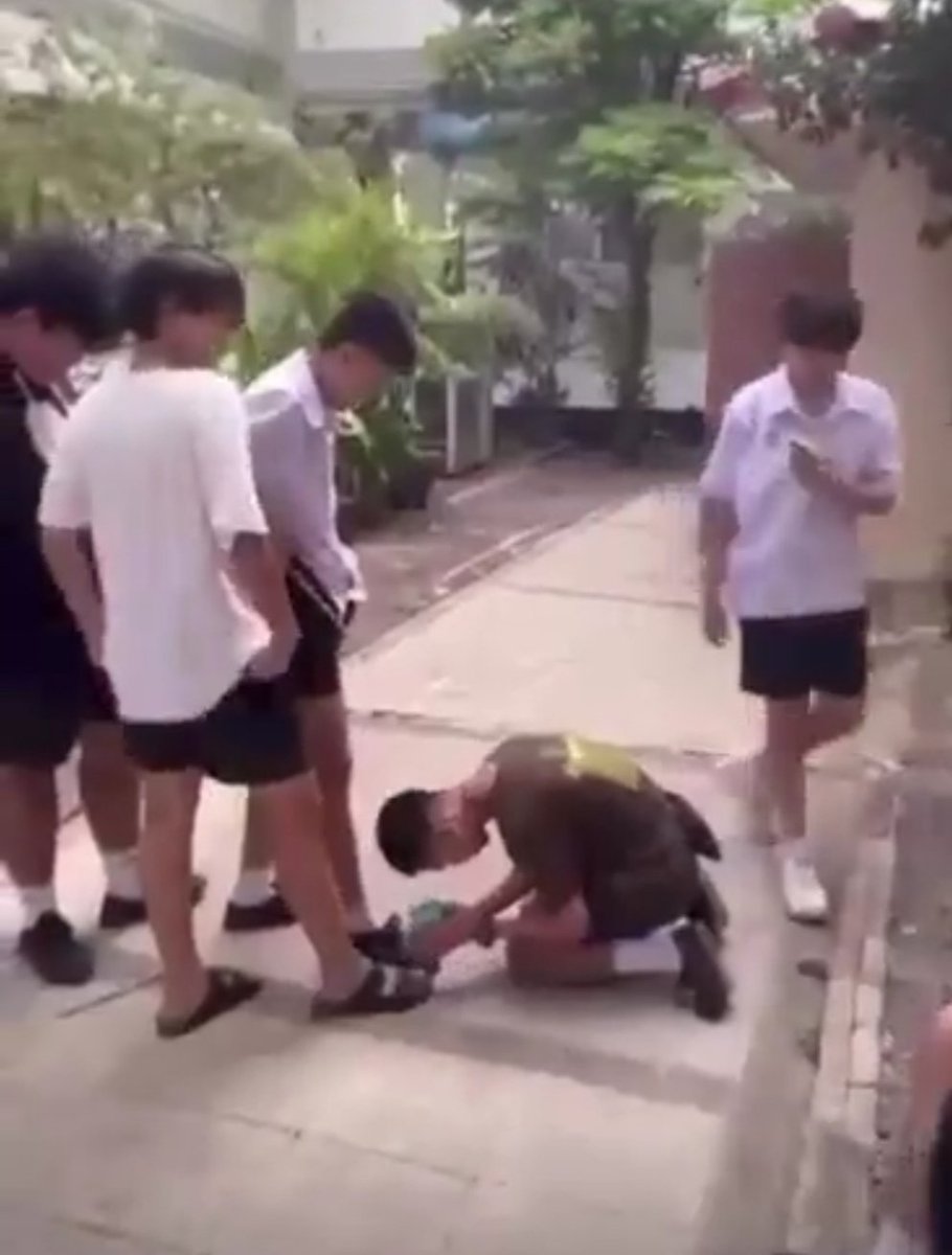 Ambercoolsl's tweet photo. This reminds me of this abuser @ohmpawatt 🤦‍♀️🤦‍♀️ #ohmpawat school bullying classmates, friends and other innocent people…🤷‍♂️🤷‍♂️
#PerthTanapon #ChimonWachirawit #Gemini_NT #Fourthnattwat #winmetawin
#mynameisnanon #Bbrightvc
What's wrong with #GMMTV ?🧐 https://t.co/PXlVO2b7GL