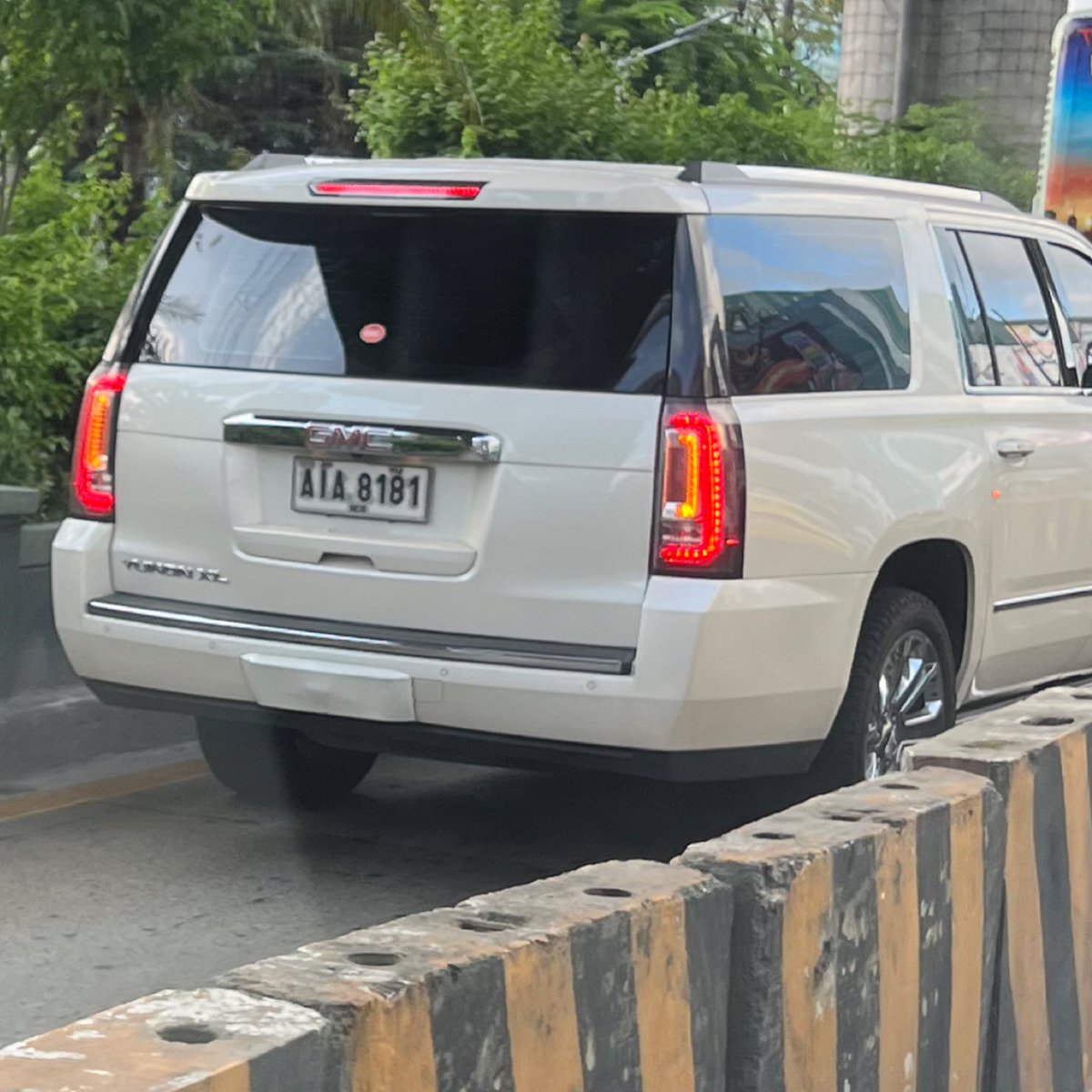 erintanada's tweet photo. Hi @MMDA… a GMC SUV was using the bus lane at 5:15pm today (Aug 6) EDSA northbound in front SM MegaMall. I hope you monitored this and impose the appropriate penalty! https://t.co/vvYFtWNp5J