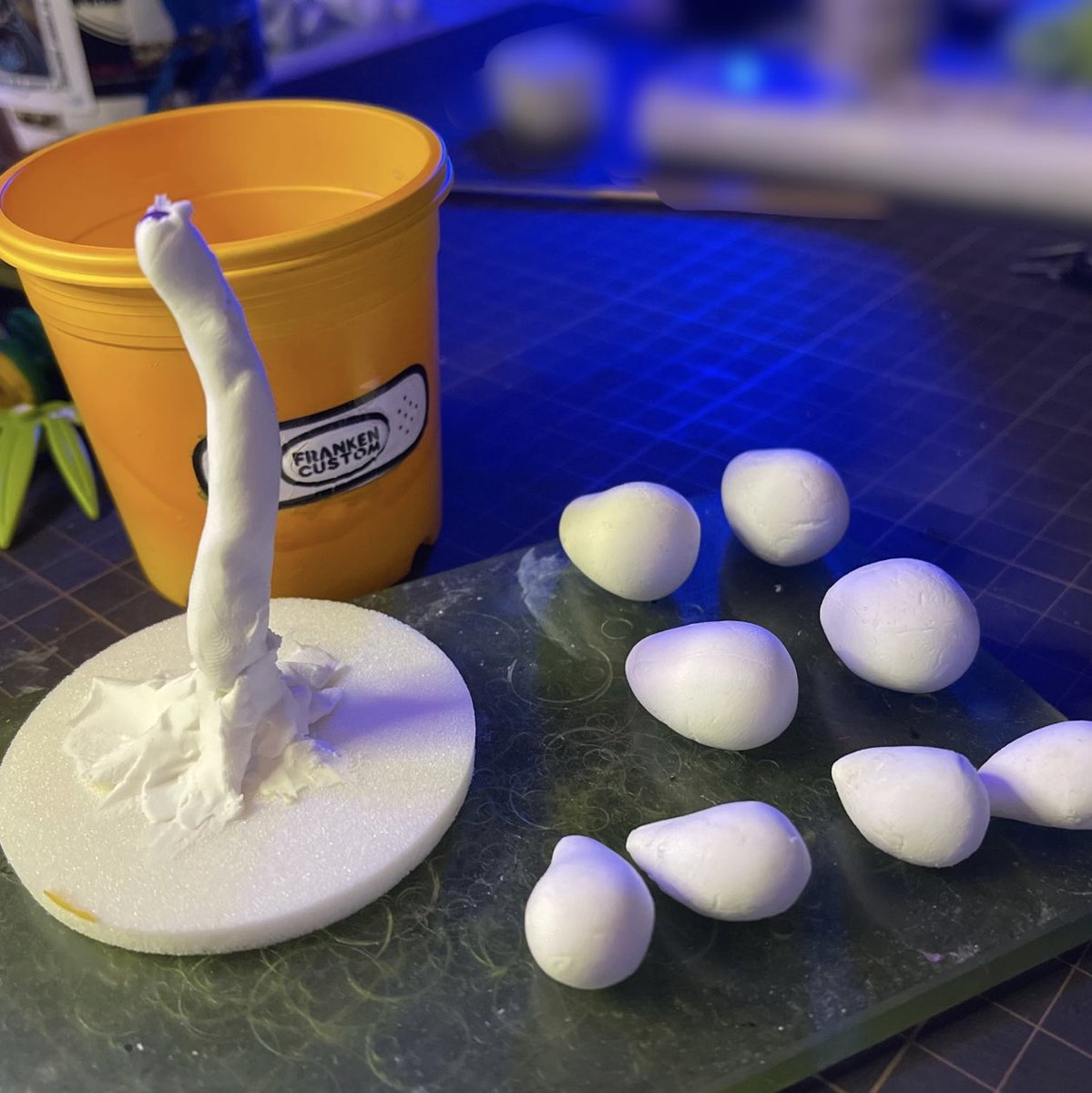 studiofake2's tweet image. 軽すぎて難しいな😓
樹脂粘土使ってみるか？🤔🧟‍♂️
とりあえず乾燥させて組んでみよ👀

#多肉植物 #다육식물  #肉质植物 #succulent  #plants  #echeveria  #リメ鉢  #franken_custom   #custom #BANSOCO #ばんそーこー