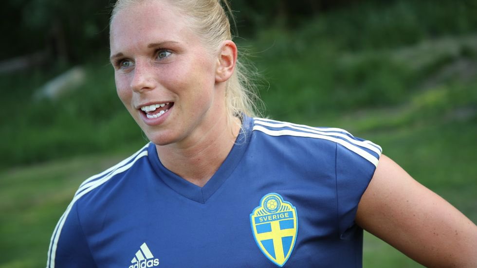 🇸🇪🥳 När dotter med noll ⚽️-koll (😳) påpekar att <a href="/Jandersson25/">Jonna Andersson</a> och Anders Svensson är lika som bär 🍒