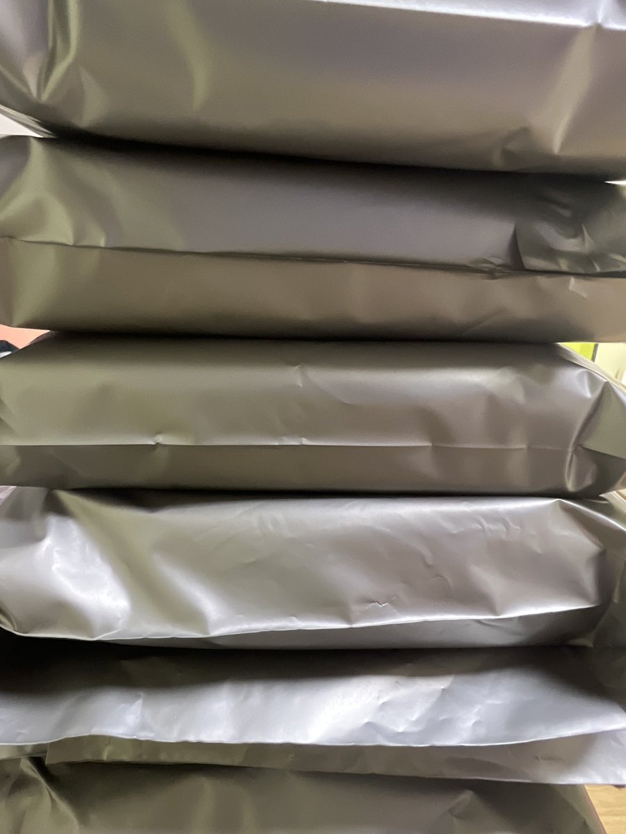 오늘 하루종일 분철하다가 겨우 끝내서 지금 택배 부치러 가려는데… 컴백이라니 대박!! 근데 내 텅장 회복 기간도 없이 기분 좋게 바로 다시 텅장 예약ㅜㅎㅎ