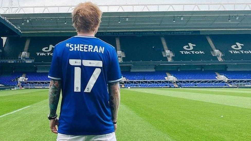 garistengah_id's tweet photo. Kemarin waktu Ipswich Town mengumumkan nomor punggung untuk musim 2023/24, ada nama yang menarik di sana.

Selain Elkan Baggott, ada nama Ed Sheeran yang memakai nomor punggung 17. Kok bisa Ed Sheeran terselip di sana? Apa perannya untuk Ipswich Town?

Akan kami bahas, A thread~ https://t.co/IabQFWNT6x