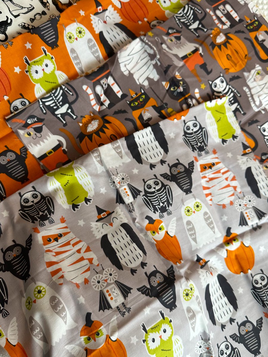 OctoberJonesCo's tweet photo. Apropos of @JenniferKillick inspiring me to dig out my #HalloweenFabric hyperfixation graveyard, I’m now in dire need of easy (pref quilted) #BookSleeve #BookProtector designs?
Or just cute, easy, bookish fabric things to make & gift? Because 👀 at how gorgeous these are 👇🏻🖤✨ https://t.co/kTXilAnI83