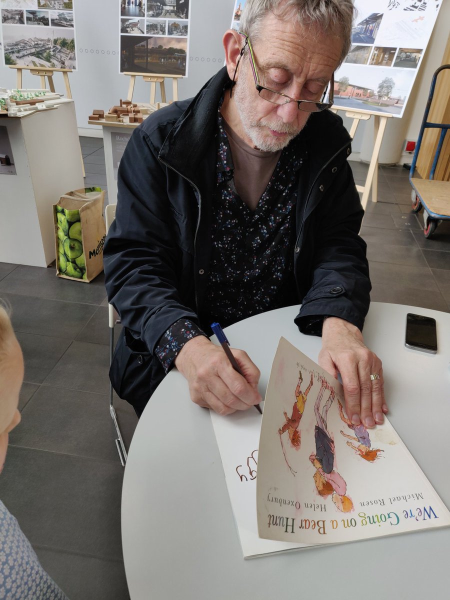 Here is the wonderful human that is @MichaelRosenYes signing a book for my granddaughter - with a wobbly g in her name. He was utterly lovely. I will always stand with #MichaelRosen.