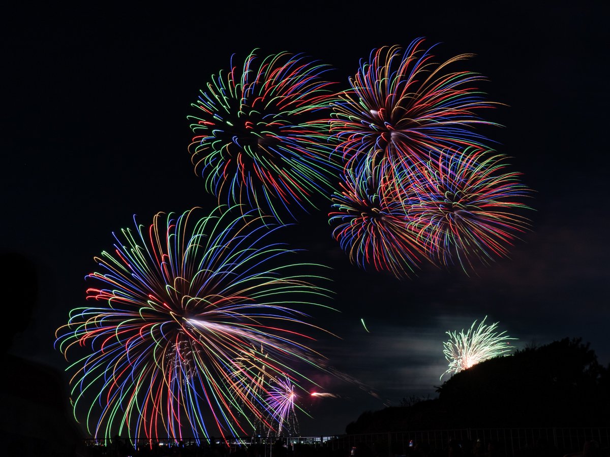 EmeRyouichi's tweet photo. 昨日の幕張花火大会の写真
運営にはいろいろ問題ある気がするけど、久しぶりの花火はカラフルでめっちゃ綺麗だった
#幕張ビーチ花火フェスタ2023 https://t.co/zgqgwnChgh