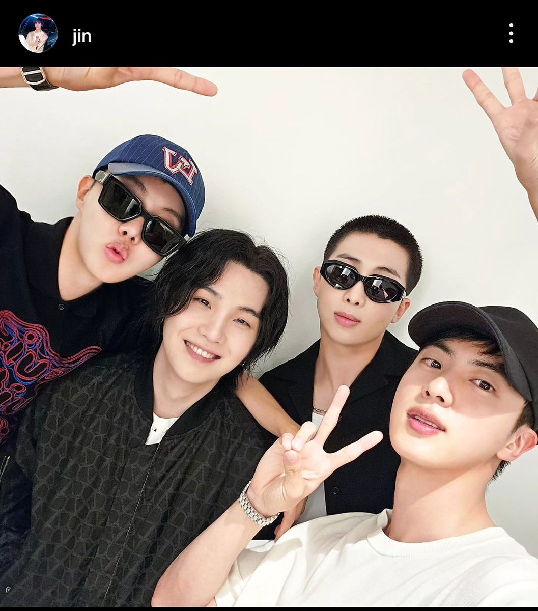 RMGlobalUnion's tweet photo. The prettiest, coolest and best hyung line 💙 https://t.co/nYX1Bgl47j