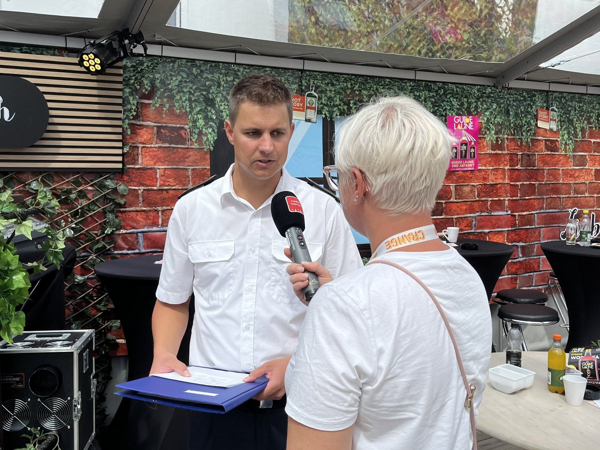 FeuerwehrHerne's tweet photo. Pressekonferenz zu den ersten Tagen der Cranger Kirmes: Aus Sicht des Brandschutzes und der technischen Hilfeleistung waren die Kirmestage bis jetzt sehr ruhig, im Rettungsdienst stiegen die Einsatzzahlen im Vergleich zu 2022 jedoch an.
#wirhelfenherne #crangerkirmes #Crange2023 https://t.co/OKwgqozews