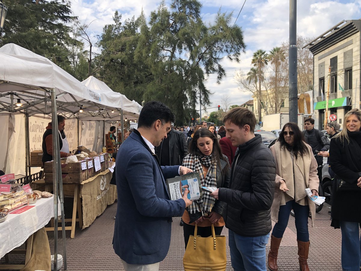 nazaetchepare's tweet image. Hola, estuvimos en Villa Devoto conversando con los vecinos junto a Santiago Valenzuela, Mariano Martín, Eduardo Suárez y el resto del equipo CABA. Somos lo nuevo, somos Demos!!!