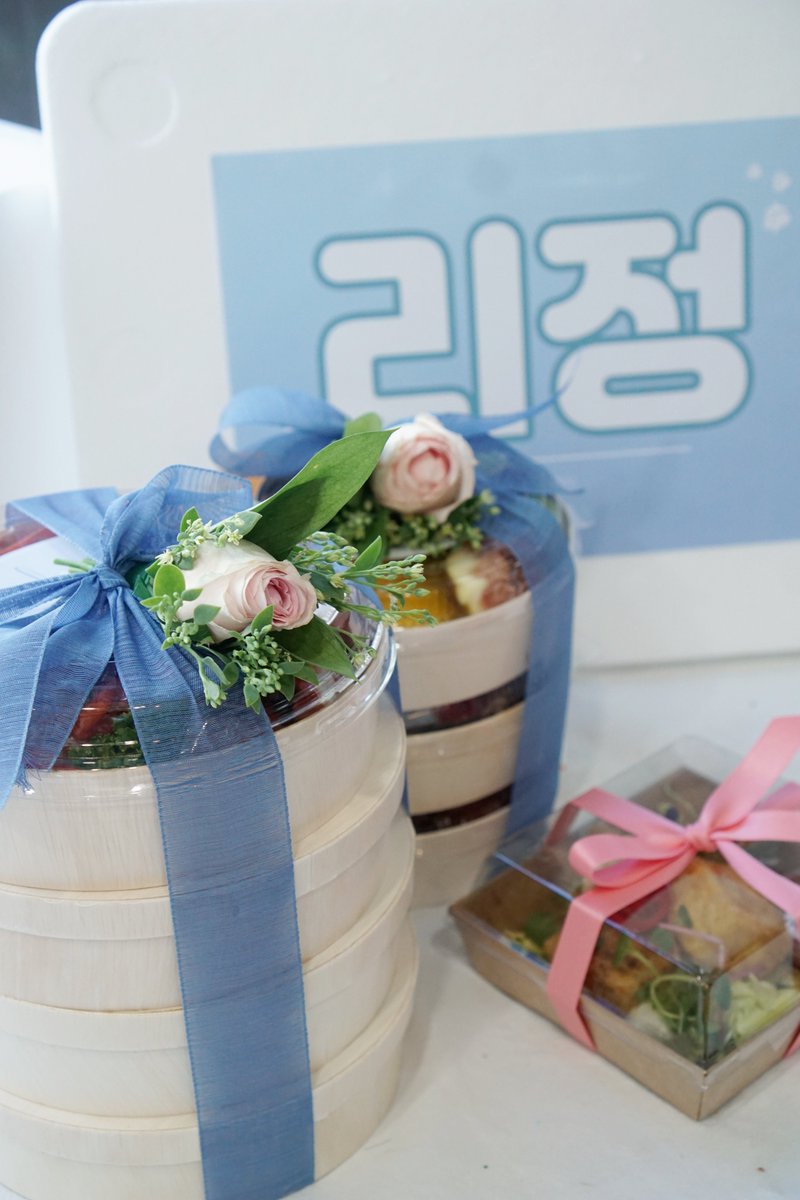 980809_reethm's tweet photo. 230805 리정 도시락 서포트 🍱

무더운 8월에도 열일중인 이정이를 위해 서포트를 진행하였습니다. 든든히 먹고 수업도 잘 마무리하길 바라며 체력보충을 위한 메뉴들로 구성했어요☺

항상 고생해주시는 매니저님, 스텝분들의 도시락도 함께 준비해 전달해드렸습니다!

참여해주신 모든 🥁 감사합니다 https://t.co/5ELhSqCu1z