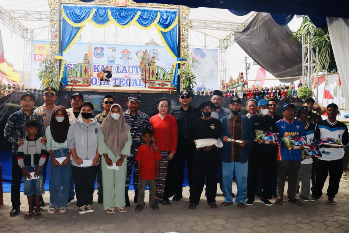 Ruwat dan larung, penyerahan scr simbolis santunan anak yatim, anak nelayan berprestasi SD, SMP, SMA, mahasiswa/i, janda jompo, beras paceklik oleh Forkopimda, Walikota Tegal Bpk. Dedy Yon Supriyono menutup rangkaian Sedekah Laut Nelayan Kota Tegal 2023 <a href="/PemkotTegal/">Prokompim Setda Kota Tegal</a> <a href="/dkpjateng/">DKP Prov Jateng</a>