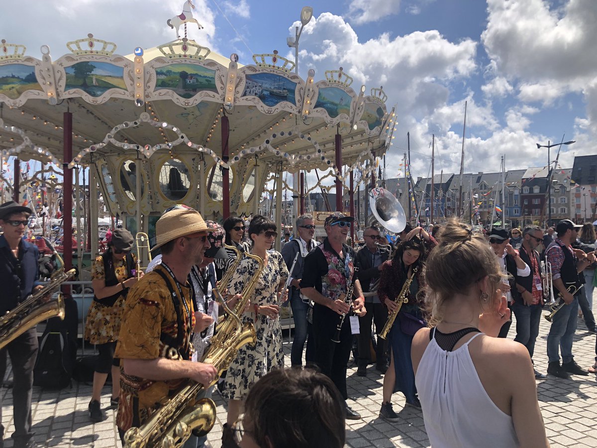 C’est beau une fanfare devant un carrousel! Comme quoi! #festivalchantdemarin #paimpol <a href="/OuestFrance22/">Ouest-France 22</a> <a href="/CharlesDrouilly/">Charles Drouilly</a>