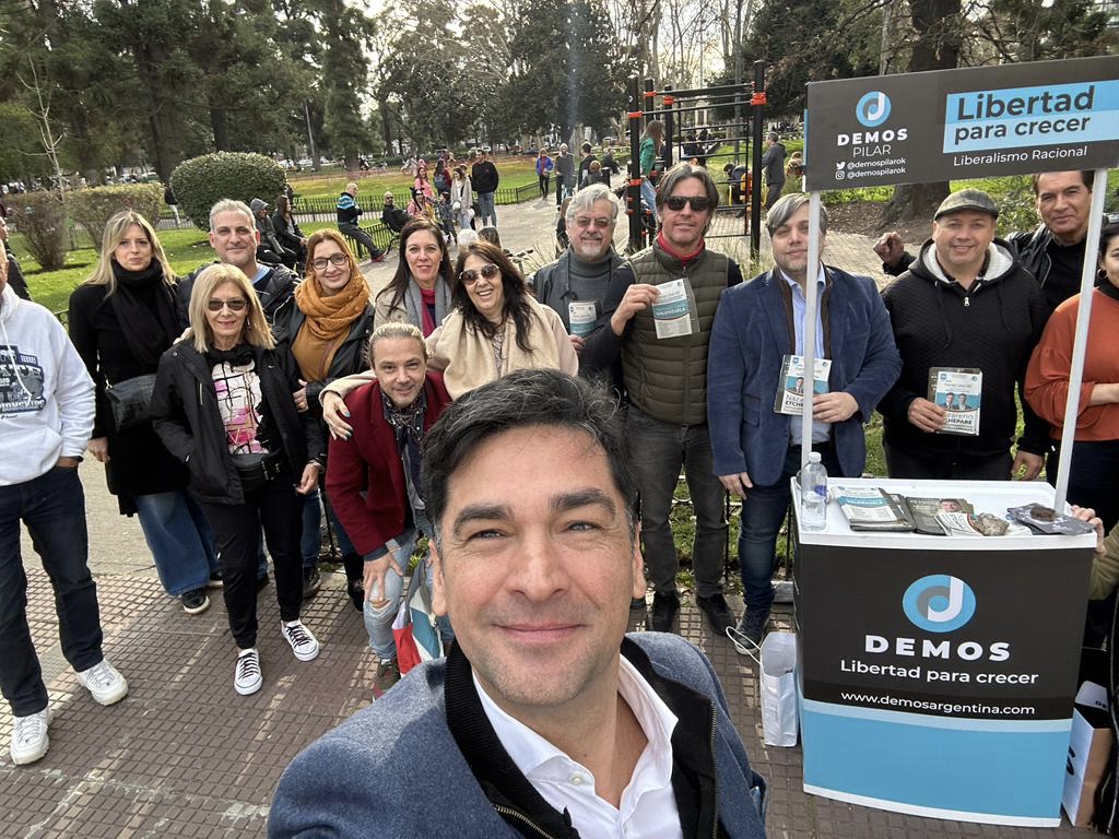 nazaetchepare's tweet image. Hola, estuvimos en Villa Devoto conversando con los vecinos junto a Santiago Valenzuela, Mariano Martín, Eduardo Suárez y el resto del equipo CABA. Somos lo nuevo, somos Demos!!!