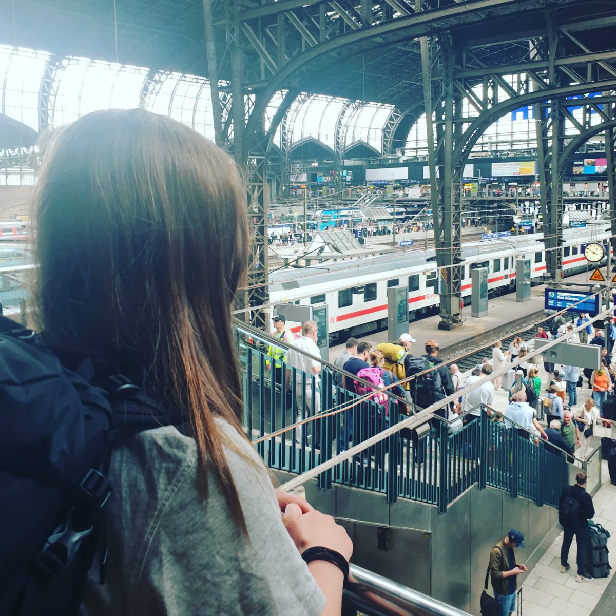 PietaJarva's tweet image. Melkein koko #kesäloma meni #maatapitkin matkustaessa. Toimipa #interrail perheen kanssa: Teinit jaksavat kantaa tavaransa, tosipaikan tullen puhaltavat yhteiseen hiileen ja muuten näpäyttelevät sopivasti. Yhteiset päämäärät, neuvottelut &amp;amp; kommellukset tekevät hyvää.  👌❤🌍