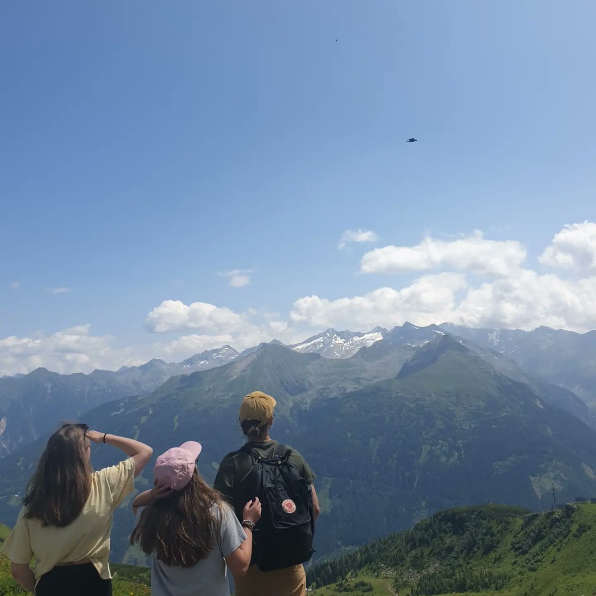 PietaJarva's tweet image. Melkein koko #kesäloma meni #maatapitkin matkustaessa. Toimipa #interrail perheen kanssa: Teinit jaksavat kantaa tavaransa, tosipaikan tullen puhaltavat yhteiseen hiileen ja muuten näpäyttelevät sopivasti. Yhteiset päämäärät, neuvottelut &amp;amp; kommellukset tekevät hyvää.  👌❤🌍